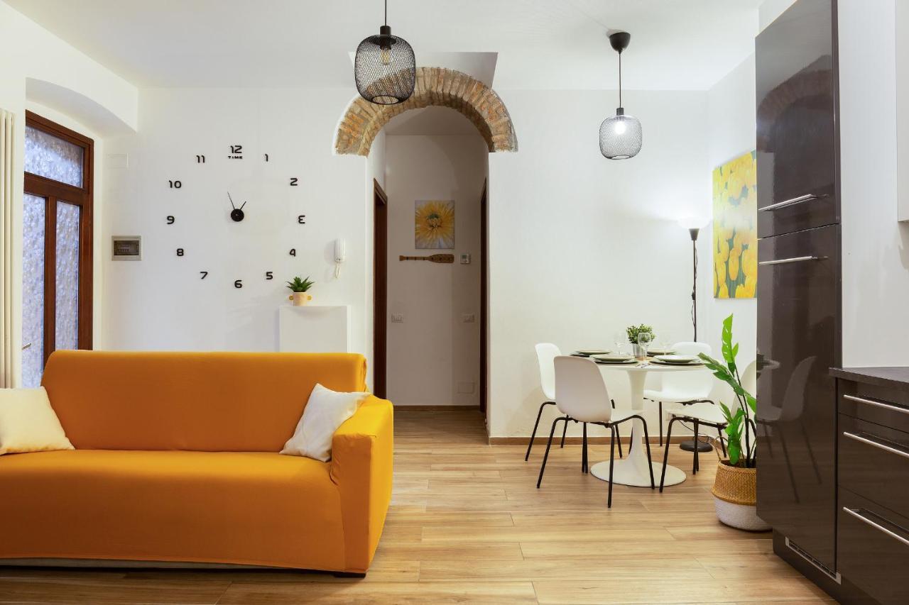 Como Centro Proprio Dietro L'Angolo Luaran gambar